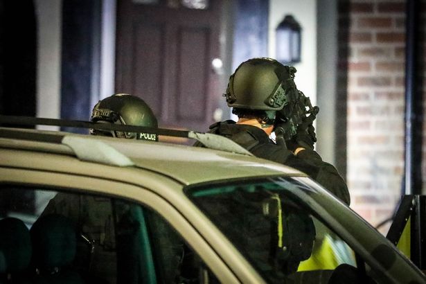 four men, aged 17, 18, 29, and 30, and one woman, 25-year-old, were arrested.