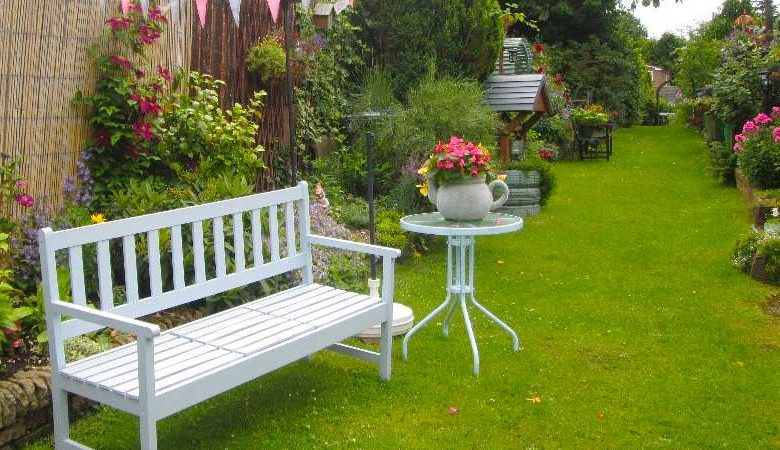 Smithy Bridge's Shaftesbury Avenue Triumphs Again in 'Alleyways in Bloom' Competition