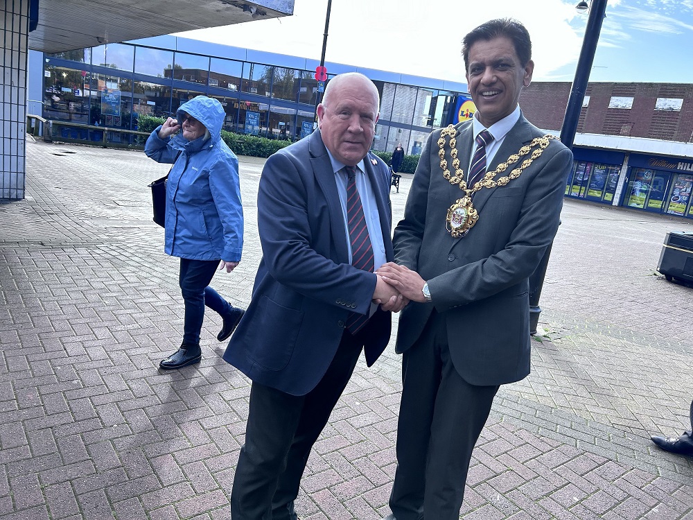 Cllr dave arnott and mayor of oldham v1