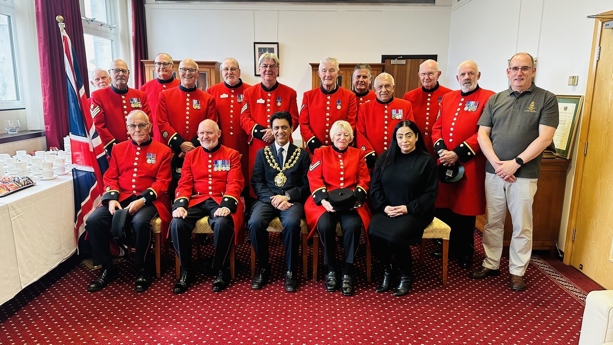 Mayor of oldham with the chelsea pensioners