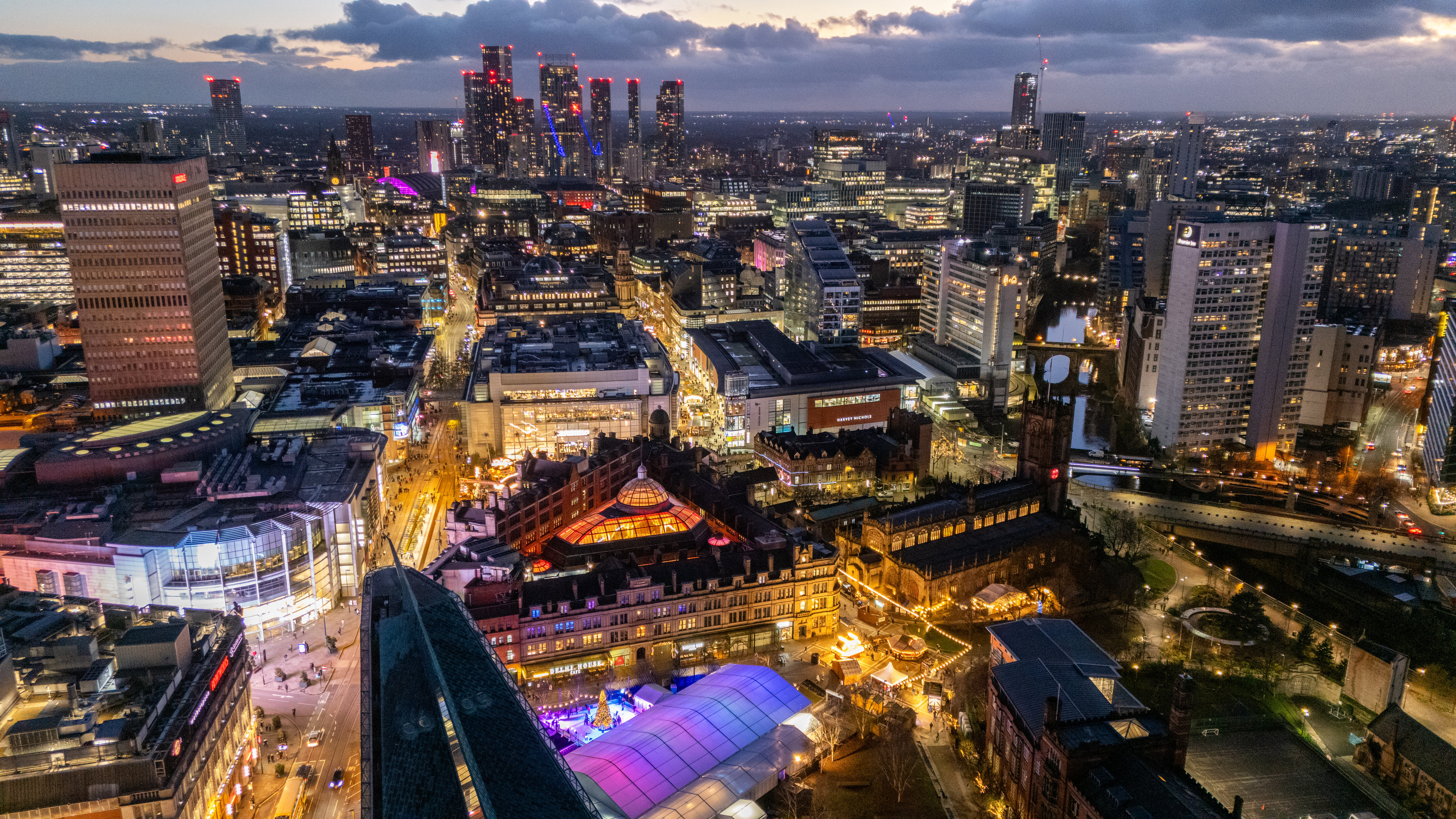 Santa's sleigh swoop over Manchester shows city skyline at its best ...